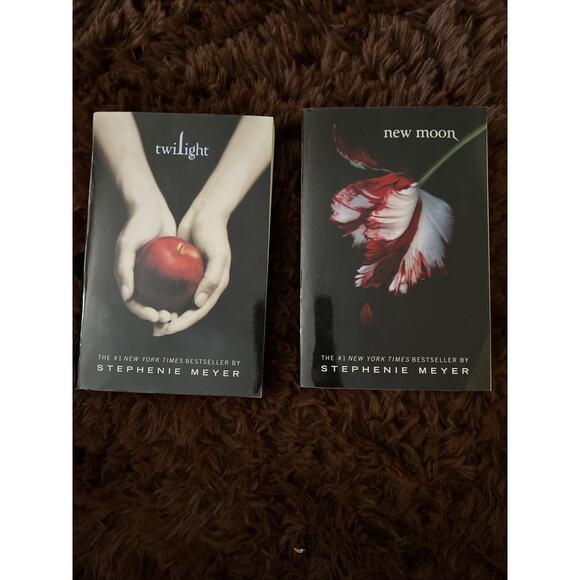 Lot of 2 Twilight Books Twilight and New Moon by Stephenie Meyer Softcover - Picture 1 of 12